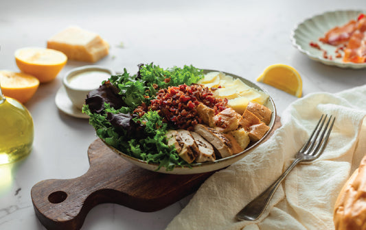 Salade César classique au bacon et au poulet