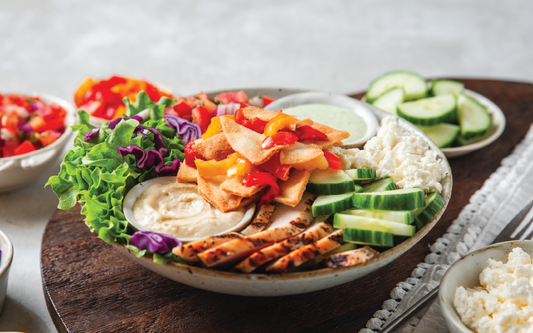 Salade de pita chargée avec du poulet